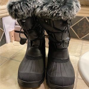 Waterproof Fully Lined Boys Snow Boots! These are awesome! Never Worn - Prestine
